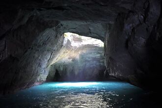夢幻堂島天窗洞  一窺神秘藍洞奇景