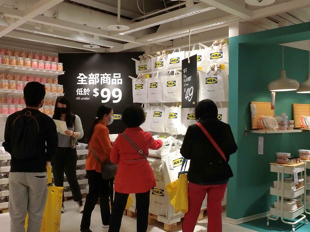 IKEA城市店開幕吸引不少消費者排隊入場。（林欣儀攝）