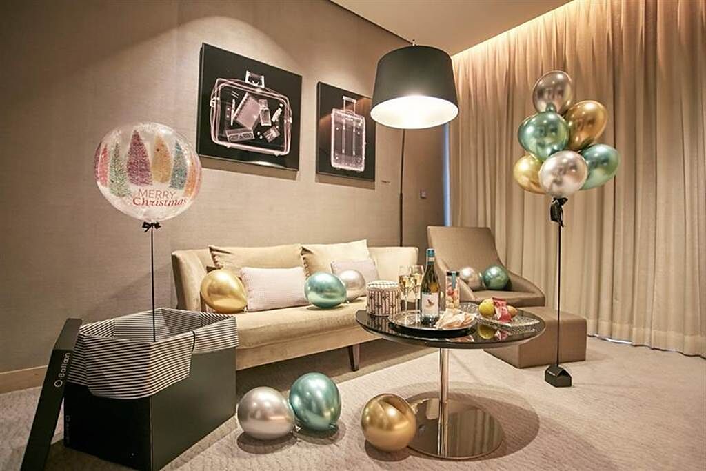 台北寒舍艾美酒店推出「開箱耶誕」住房專案，入住當天房間佈置O!Balloon精品氣球。圖／寒舍艾美酒店