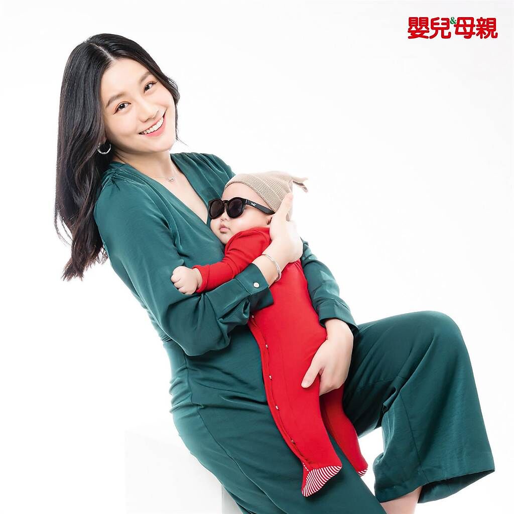 小蠻和兒子「至尊寶」拍攝12月號雜誌封面 。（嬰兒與母親雜誌提供)