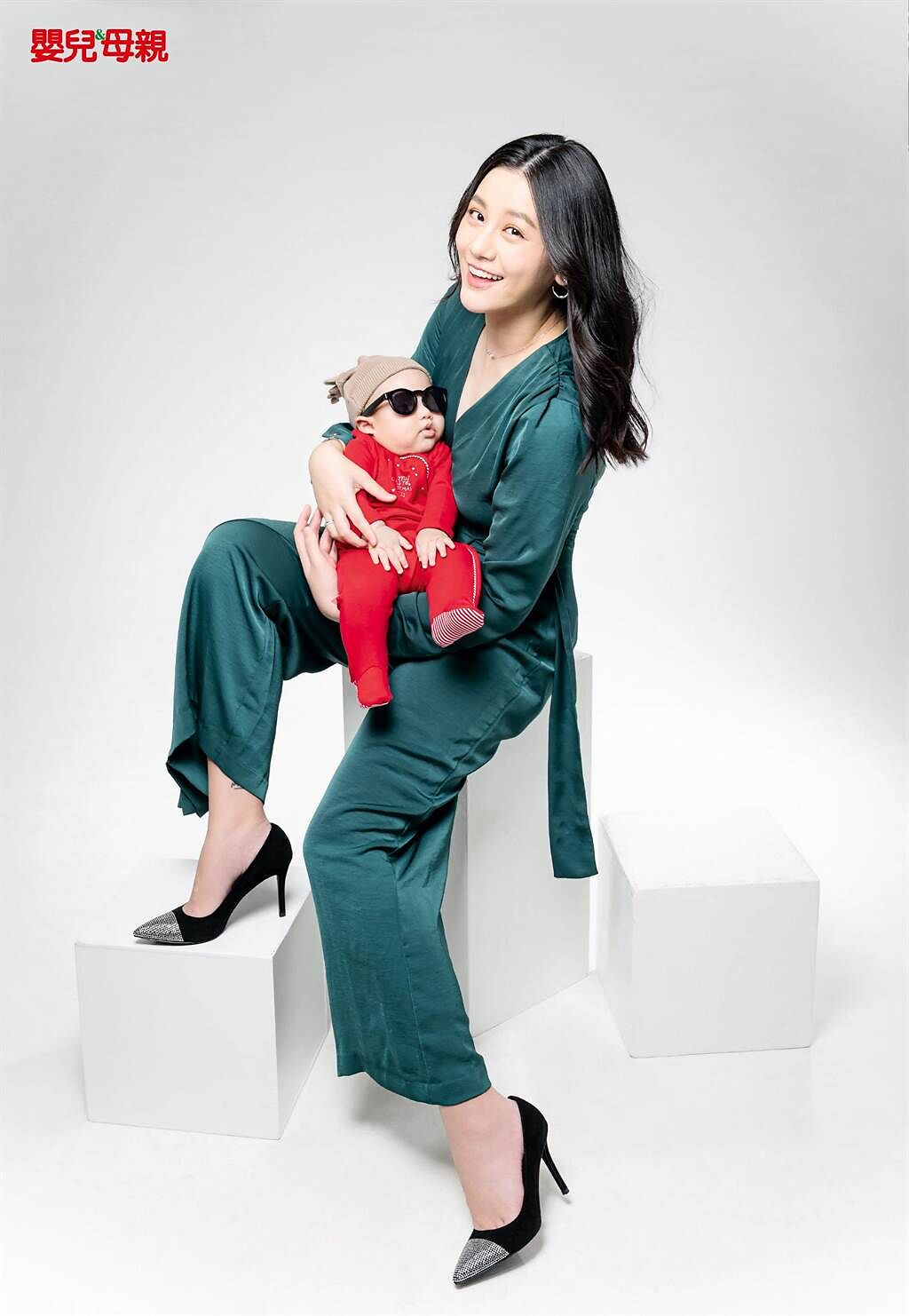 小蠻和兒子「至尊寶」拍攝12月號雜誌封面。（嬰兒與母親雜誌提供)
