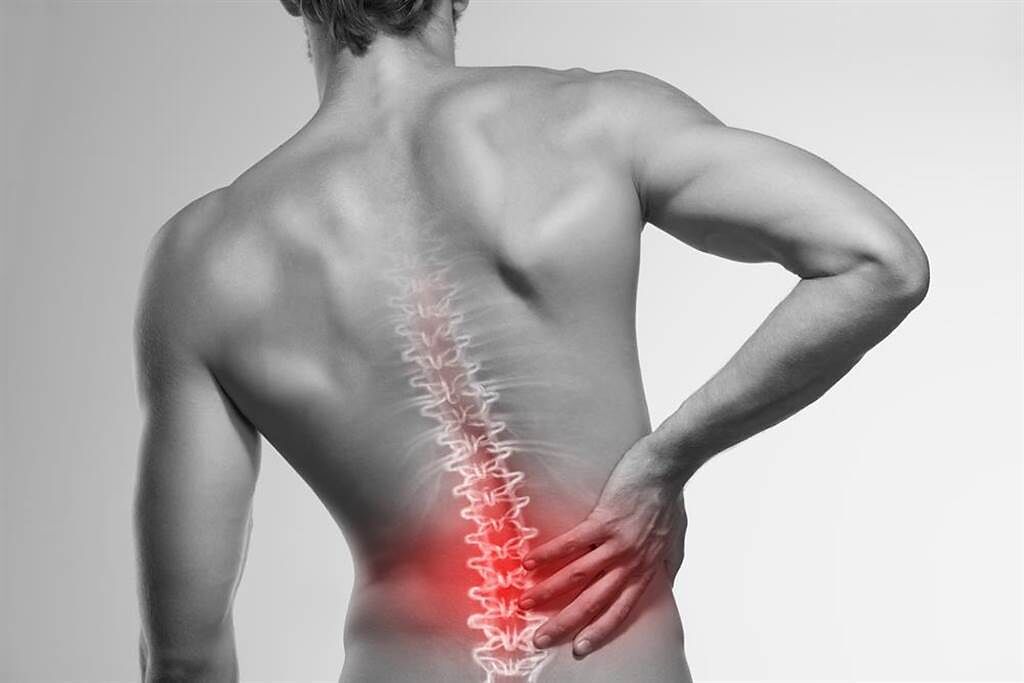 僵直性脊椎炎，迷思要破解！醫師圖文剖析。(示意圖/Shutterstock)