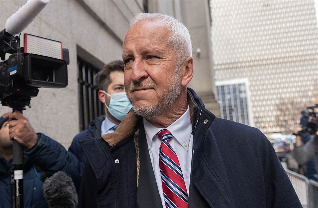 已故億萬淫魔艾普斯坦（Jeffrey Epstein）的前專機駕駛維索斯基（Larry Visoski）11月30日抵達紐約市曼哈頓法院，以出席麥克絲威爾（Ghislaine Maxwell）的性販運審訊。（路透）