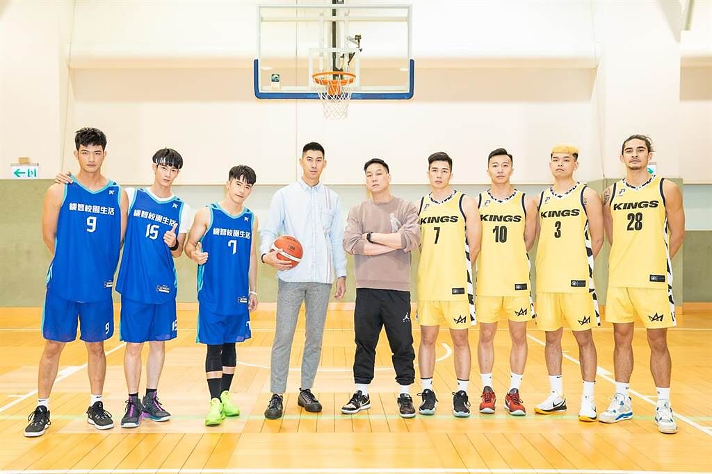 JR紀言愷領籃球隊學生黃柏峰、王新凱向毛加恩帶領的新北國王職業籃球隊下戰帖。（TVBS提供）