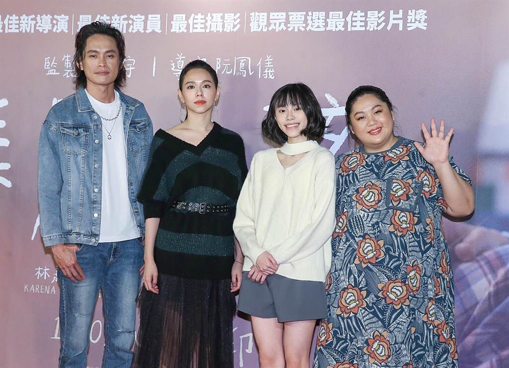 黃鐙輝（左起）、夏于喬、林真亦、蔡嘉茵1日出席《美國女孩》首映會。（粘耿豪攝）