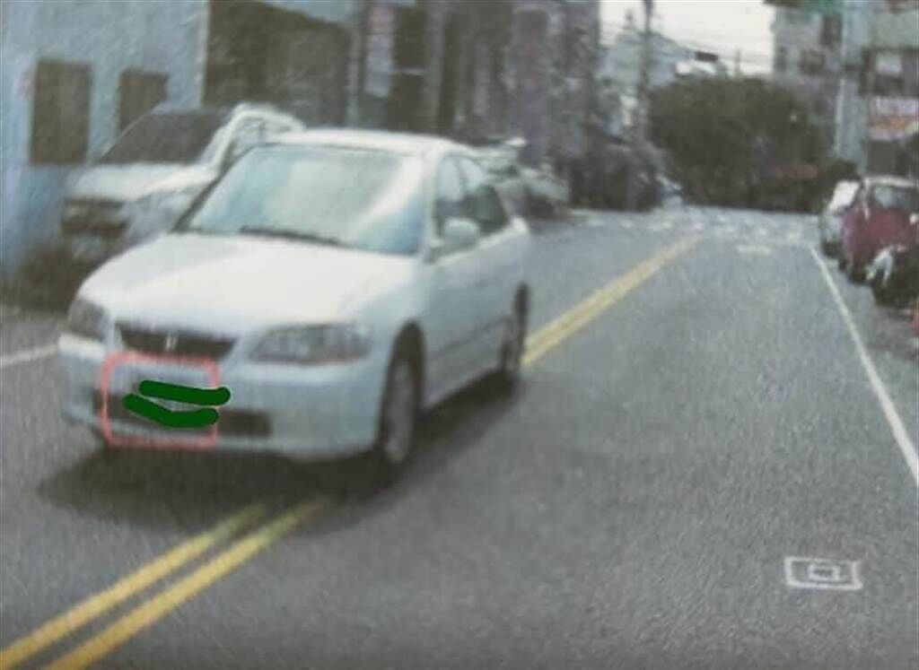 一名男網友駕車駛到對向車道挨罰，在網上大呼不服氣，反被網友洗臉。（翻攝臉書社團《爆料公社二社》）