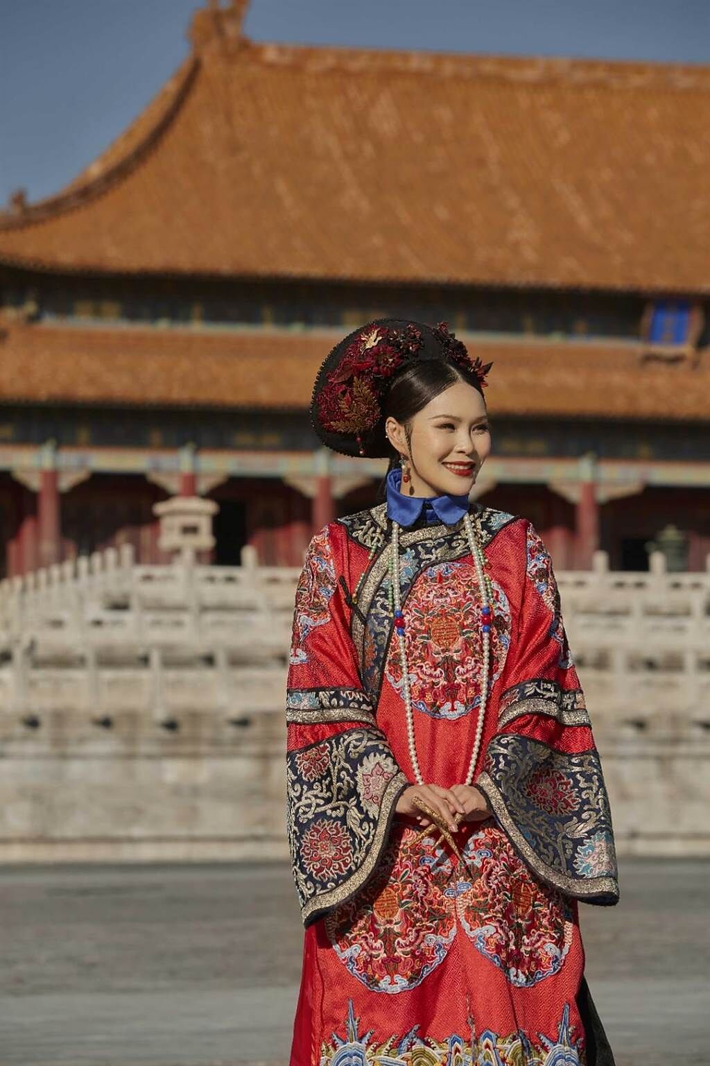 周蕙化身娘娘駕到北京故宮 傻大姊上演宮鬥較勁。（華研國際提供）