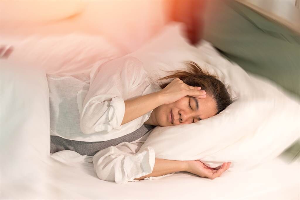 少睡1小時要4天才回魂 2招補眠才能真正「修復生理時鐘」。(示意圖/Shutterstock)