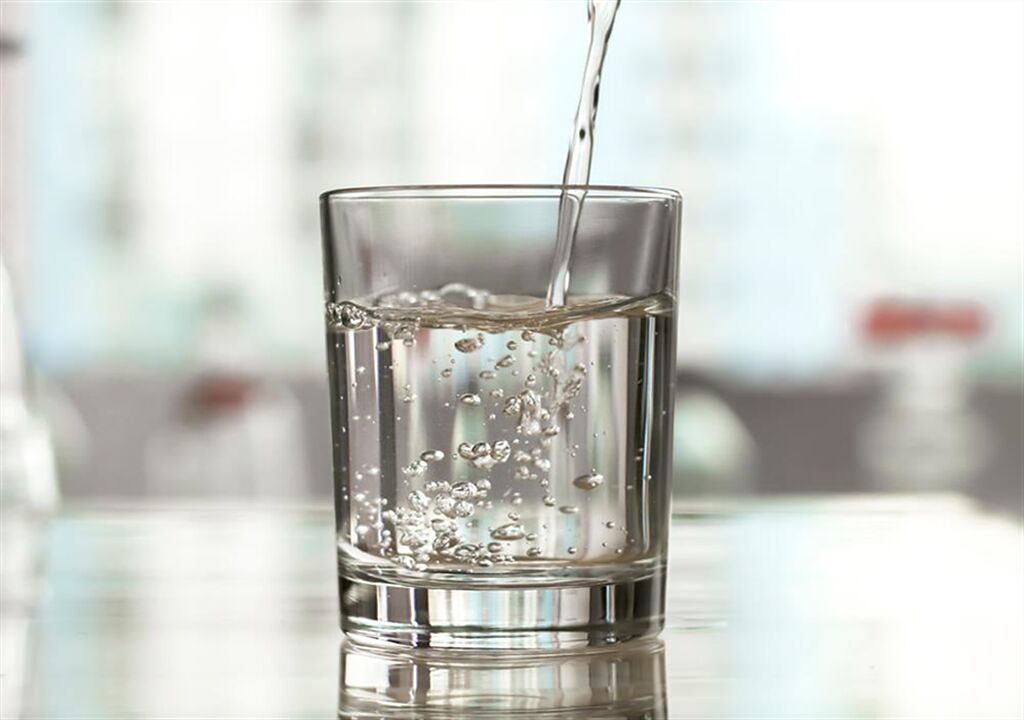 家醫科醫師陳韋螢近日分享水到底怎麼喝，表示有些人會一次喝足飲水量，但短時間內攝取大量水分，人體根本無法吸收。(示意圖/達志影像)