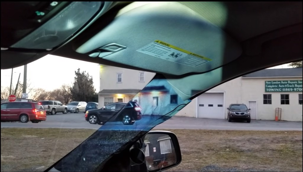 美國少女透過投影機與車外攝影機，將A柱變成透明。（圖／翻攝自Youtube頻道 Paul Gassler）