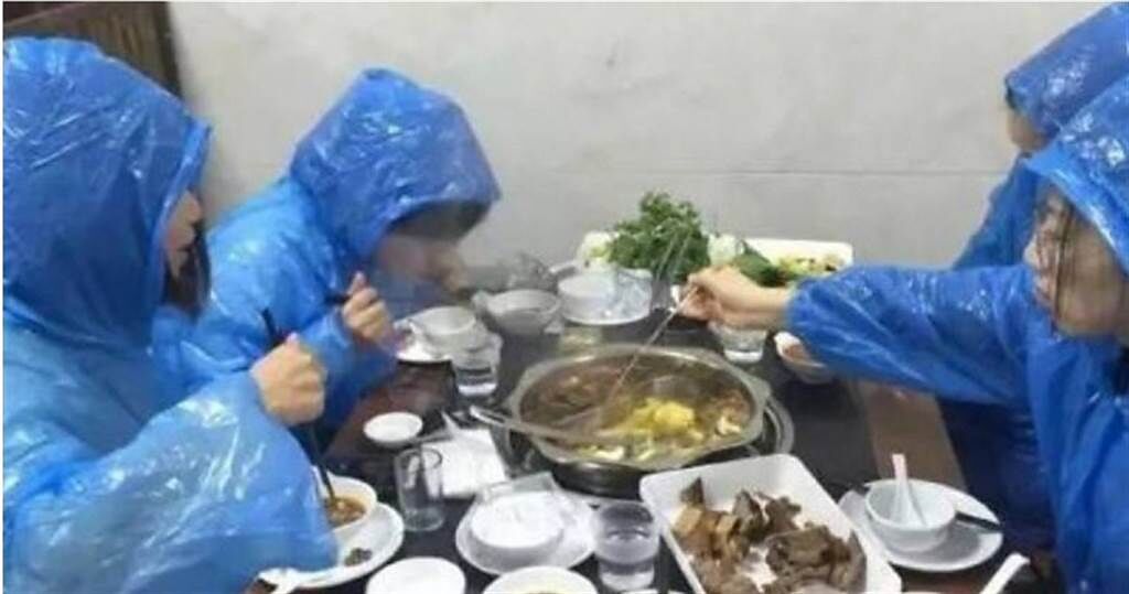 大陸浙江竟有4女穿雨衣吃火鍋。（圖／翻攝自微博）
