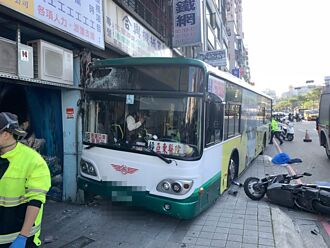 新莊公車失控衝進騎樓 駕駛乘客無傷亡