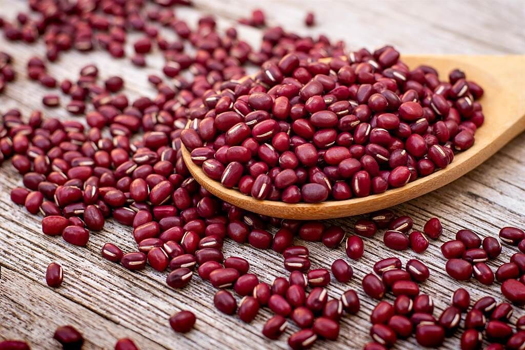 紅豆、綠豆、花豆、鷹嘴豆、皇帝豆、蠶豆、青豆仁，屬於澱粉類。(示意圖/Shutterstock)