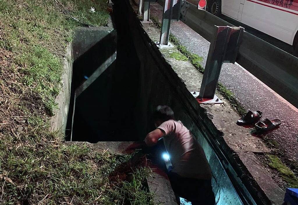 台東縣關山鎮女子騎機車返家途中跌落水溝，送醫不治。（民眾提供）