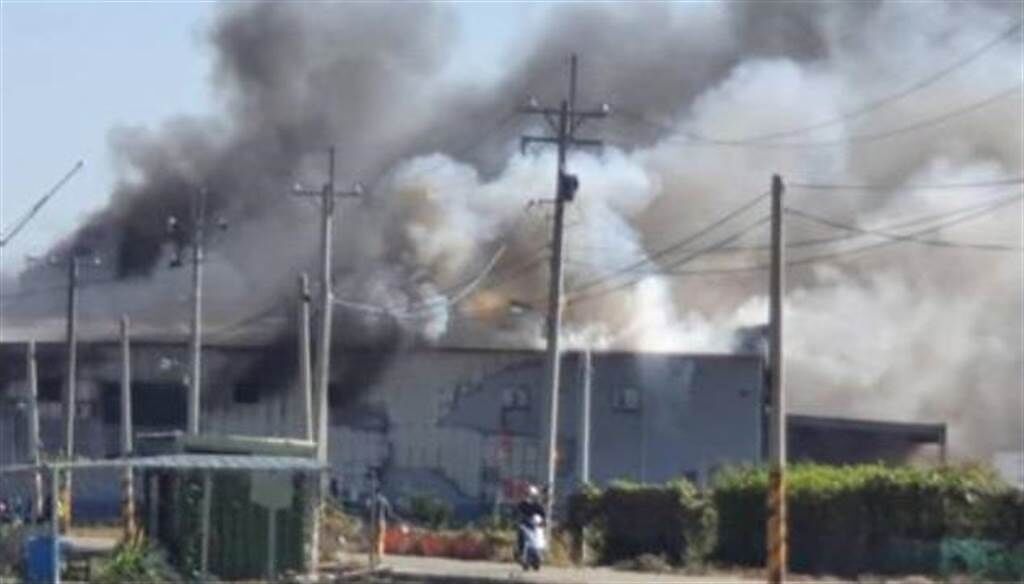 彰化一間鐵皮工廠發生火災，火煙相當猛烈，8名工人全部逃出。（圖／翻攝畫面）
