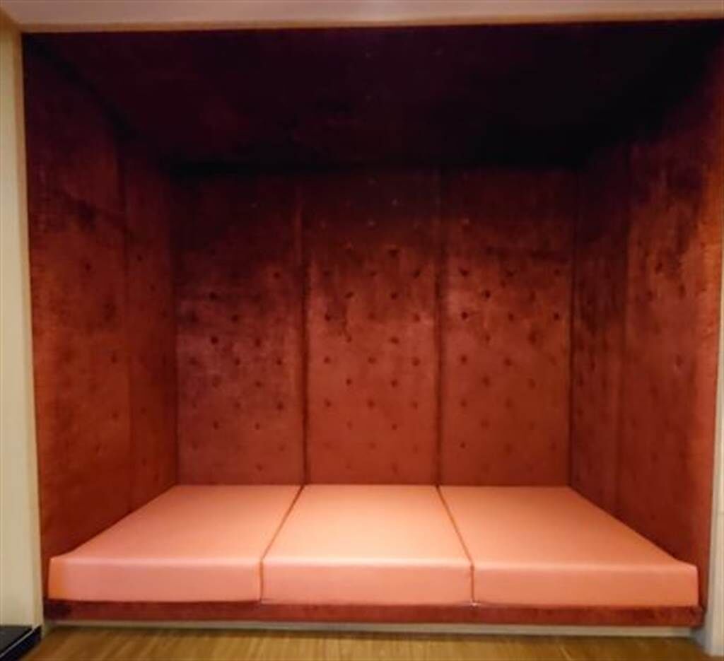 這間「紅色小室」引起網友好奇，探討它出現在摩鐵房內的原因。（翻攝爆廢公社臉書）