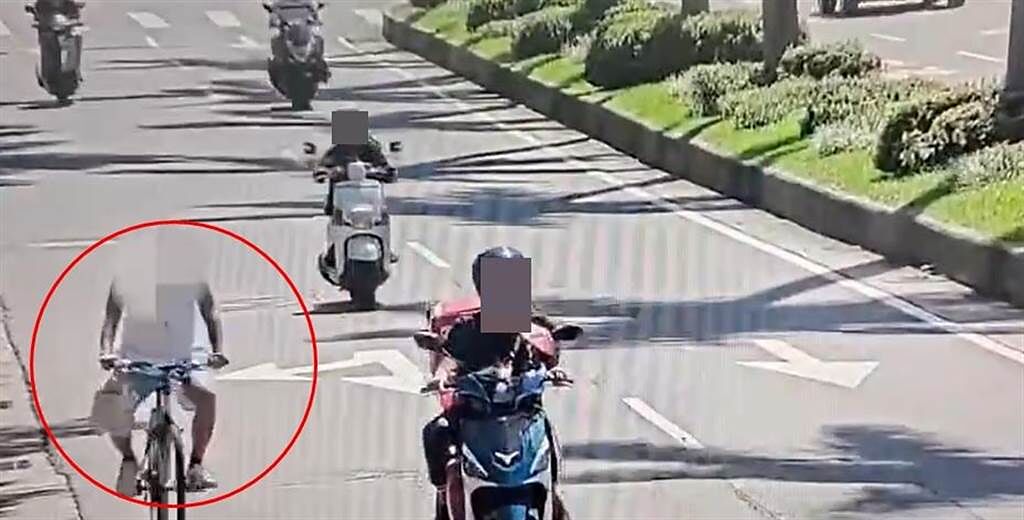 男子到台大醫院偷一名台大研究生的腳踏車，並一路狂騎26公里返回淡水住處。(翻攝自影片)