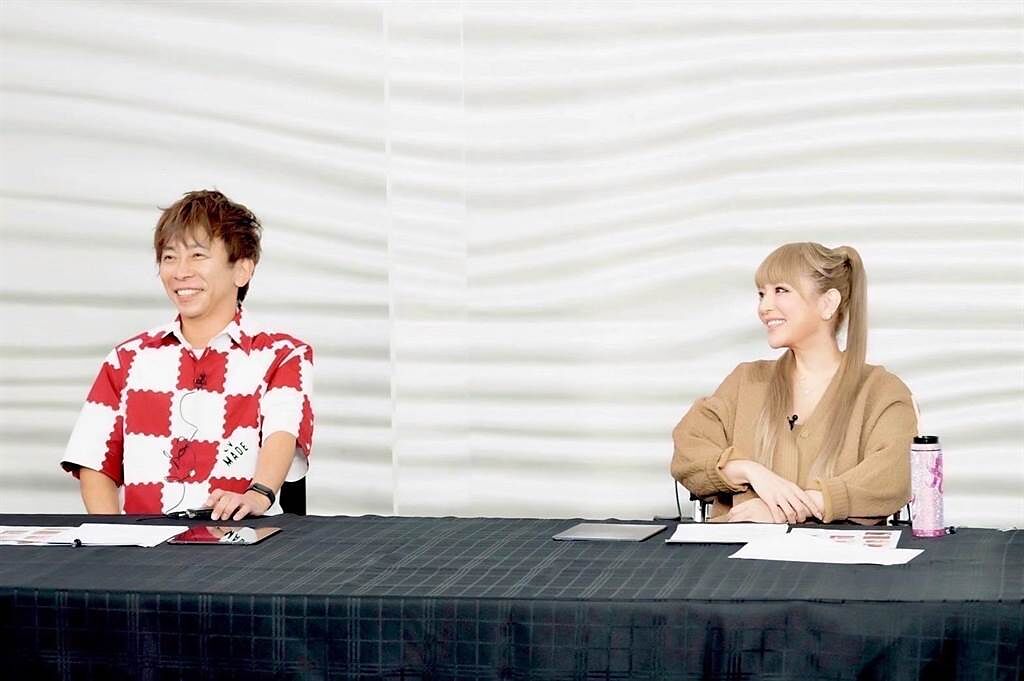 松浦勝人（左）驚喜現身濱崎步主持的選秀結果發表直播。（17LIVE提供）