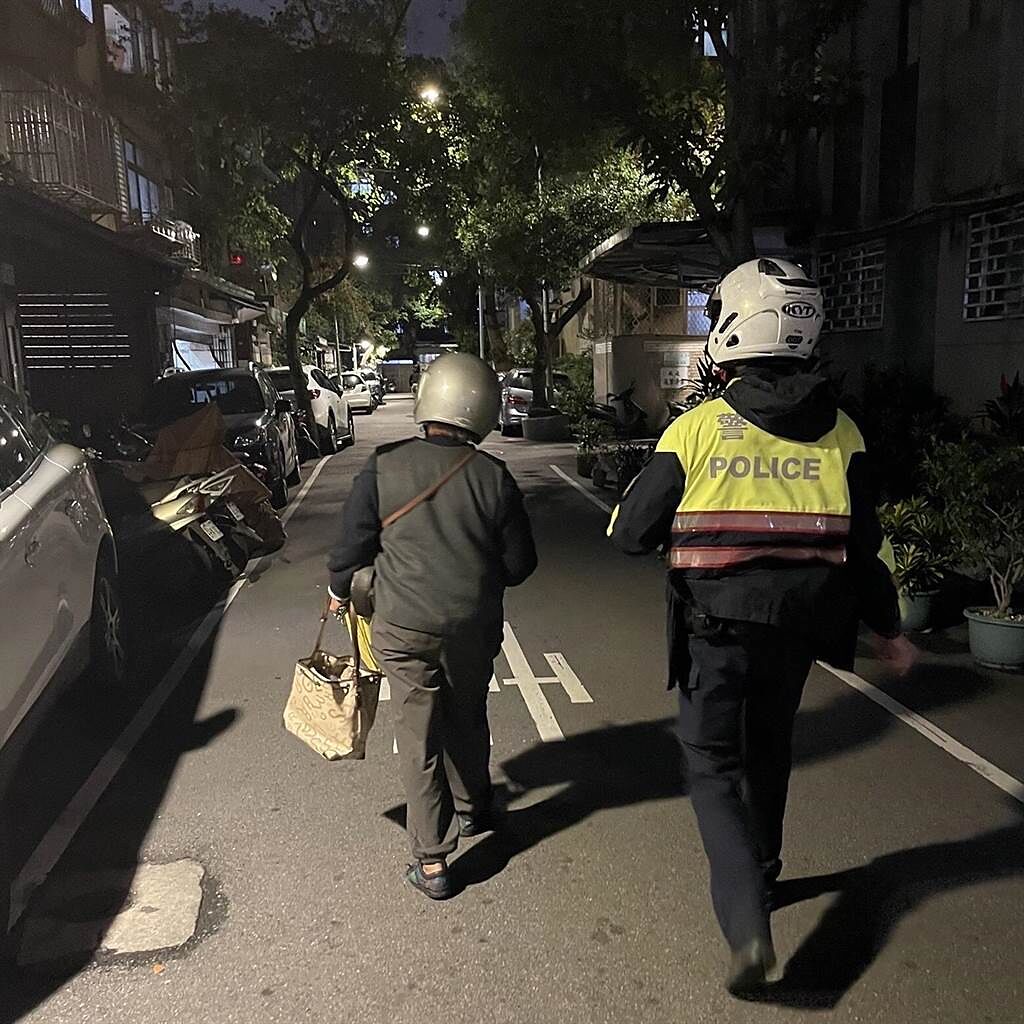 73歲陳姓老婦騎車視力模糊迷途，新北市板橋警分局協助她平安返家。（板橋警分局提供）