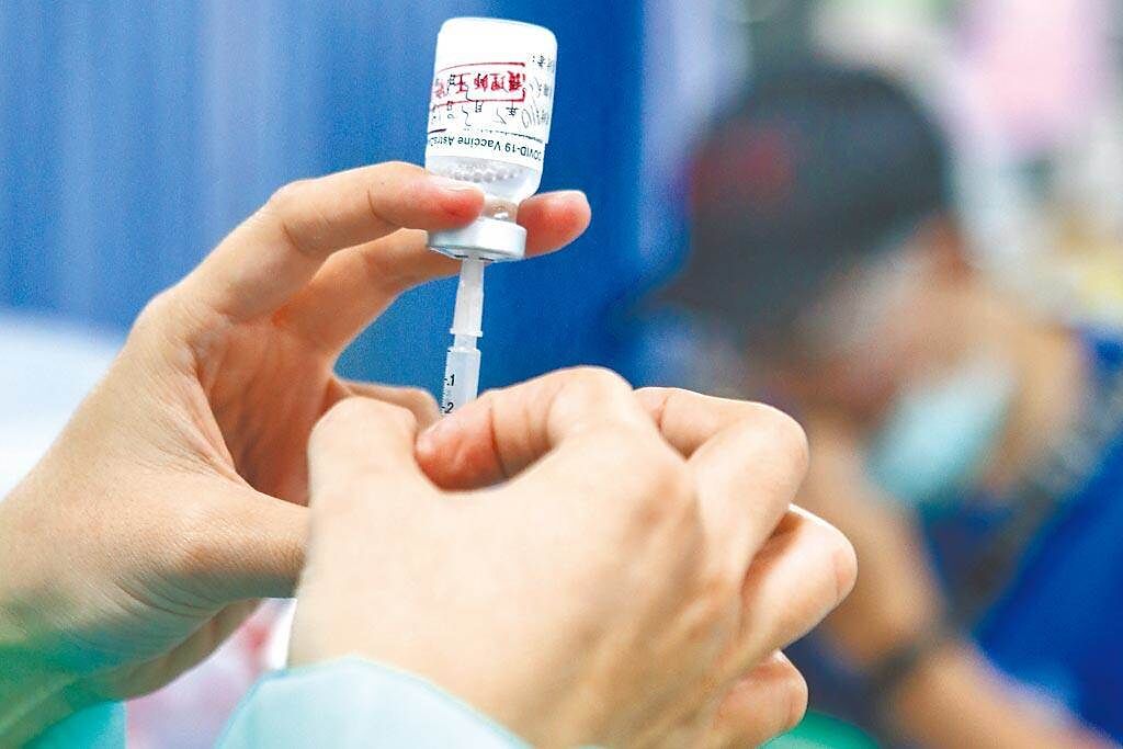 教育部表示，12至17歲學生，將從20日起施打BNT第二劑疫苗。（本報資料照片）