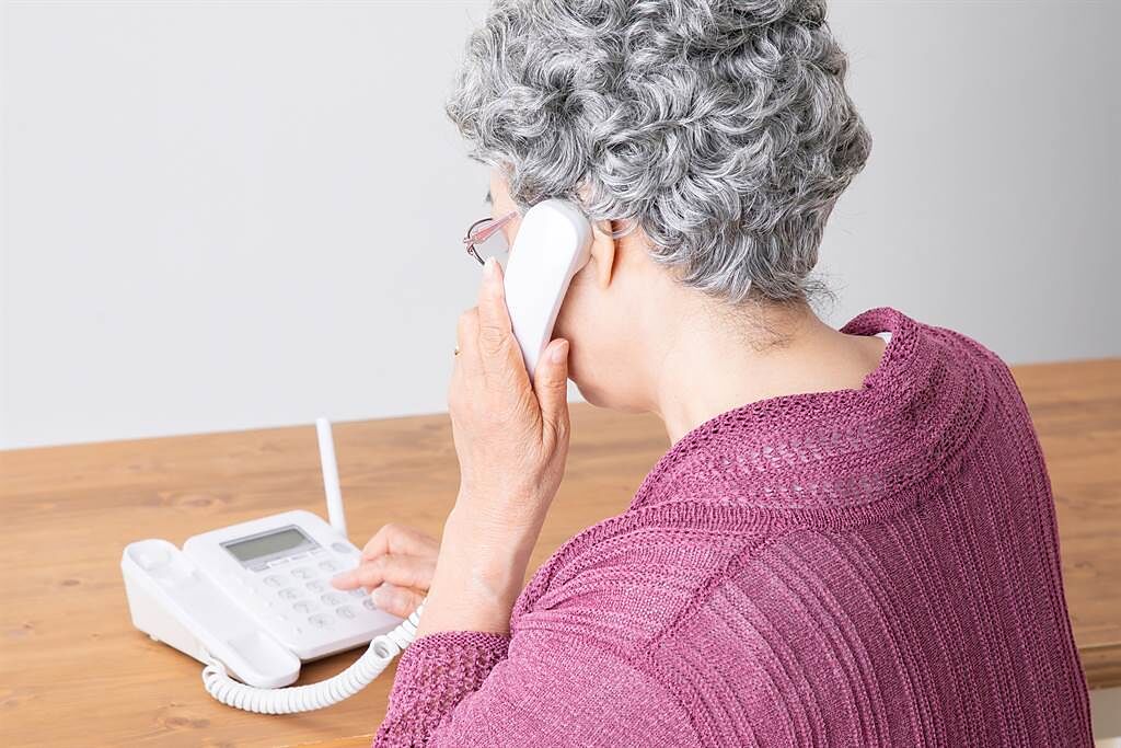 美國一名老奶奶常常打錯電話給一名男子，未料兩人最後竟因此成為「忘年之交」。(示意圖/達志影像)