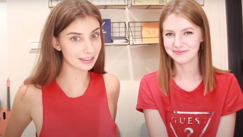 烏克蘭正妹佳娜（圖左）昨日上傳最新影片中卻表示，自己相當色，若想搭訕她，只需報自己的尺寸即可。（圖／翻攝自佳娜老師機YouTube頻道）