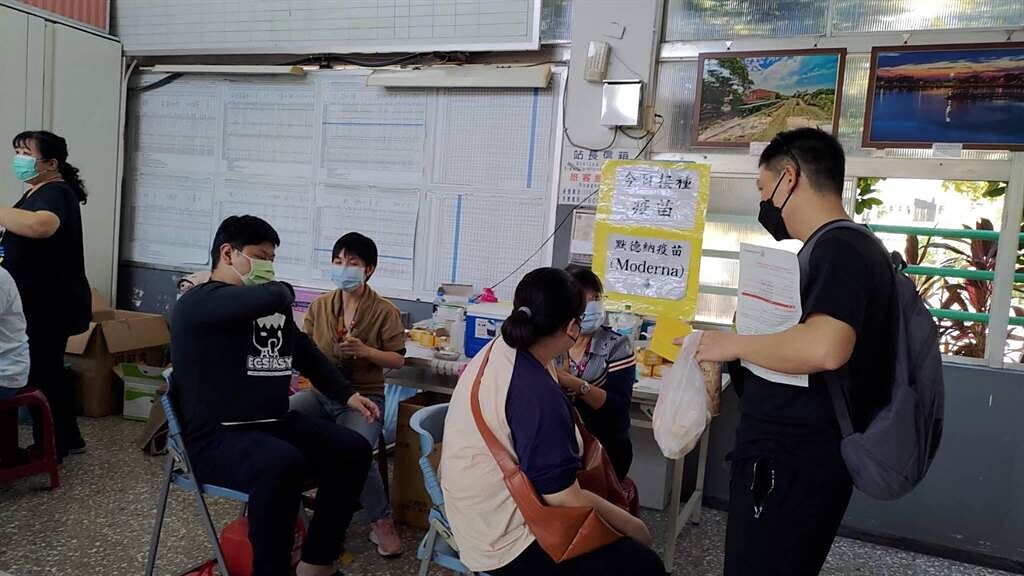 台南市衛生局周末2天在台南火車站等4處推出莫德納疫苗隨到隨打，2天打了2144人。(台南市衛生局提供／曹婷婷台南傳真)