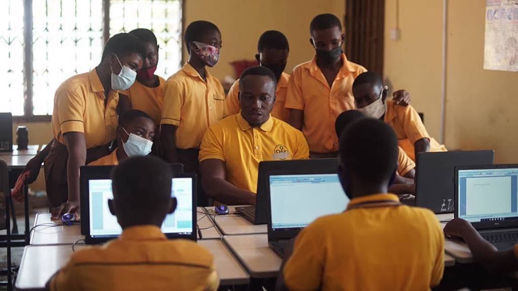學生們現今已有電腦可學習了 (圖/翻攝自Owura Kwadwo臉書)
