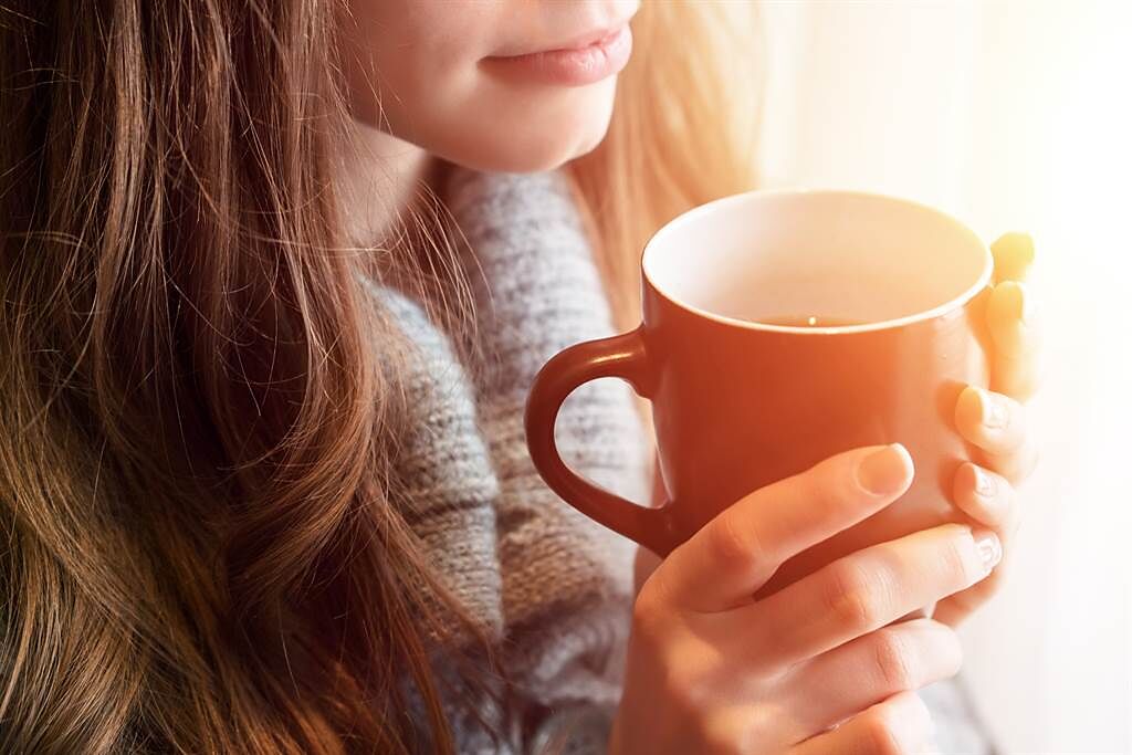 小孟老師公布6項大雪禁忌，以及適合吃的7種食物，可多喝薑茶來驅散寒氣，讓身體更暖和。（示意圖／shutterstock）