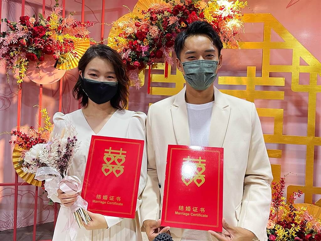 陳澤耀（右）跟雲鎂鑫今日完成結婚註冊。（摩爾娛樂有限公司提供）