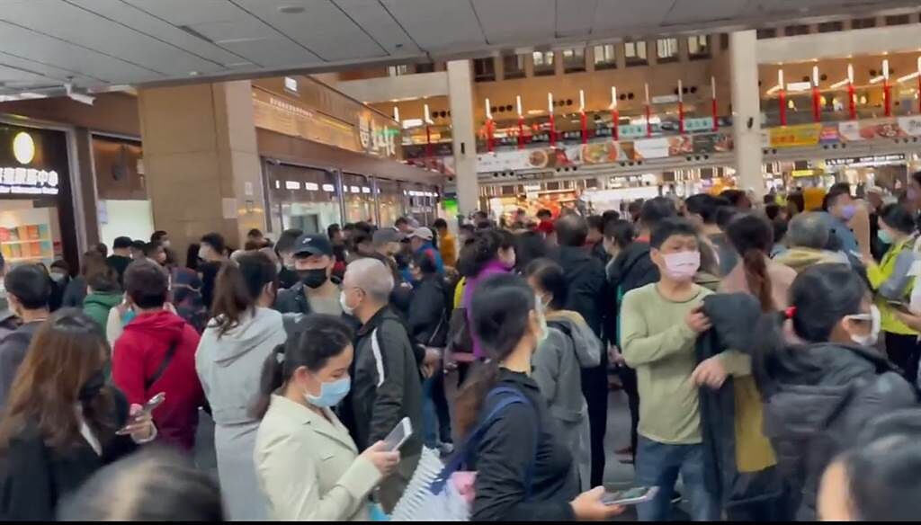 不少民眾為100元全聯面額禮券，到台北車站加入打疫苗隊伍。（圖／翻攝自爆廢公社）