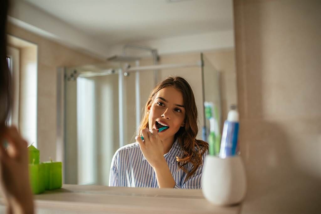 大陸一名女子在刷牙時仰頭漱口，途中卻不小心手滑，導致15公分的牙刷全被她吞下肚。(示意圖/達志影像)