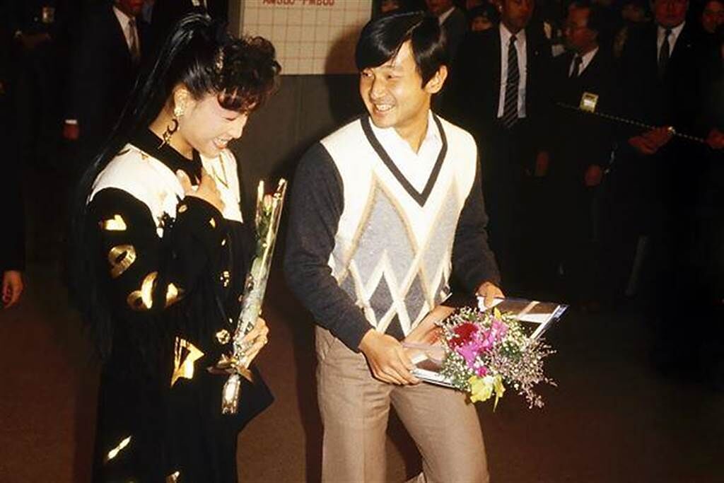 1986年柏原芳恵（左）滿面微笑接下當時還是皇太子的德仁所贈的薔薇。（取自女性自身）