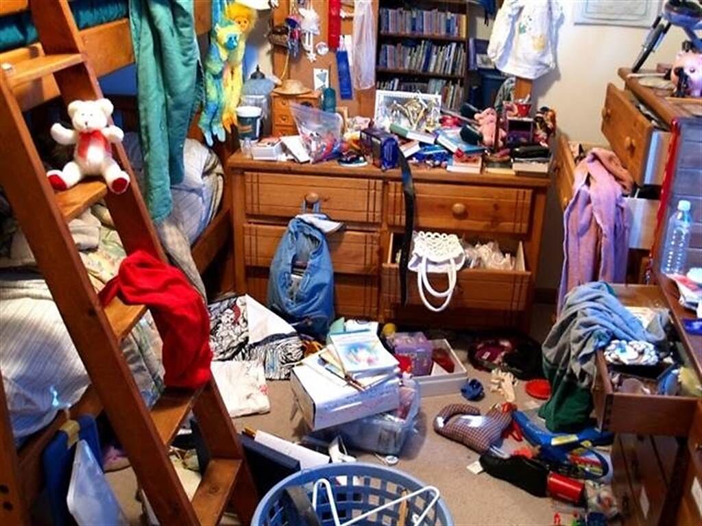 英國8歲女童艾蜜莉的房間十分凌亂，讓她獲得「最髒小孩房」冠軍。(圖/翻攝自Happy Beds)