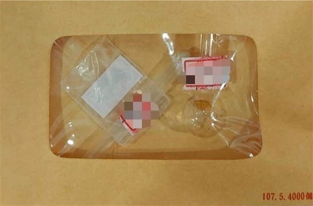 警方在林女袋中搜出殘留毒品殘渣的吸食器。（翻攝照片／石秀華高雄傳真）