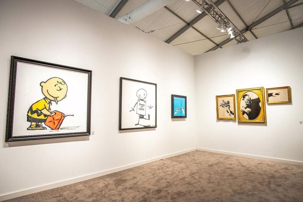 惡搞查理布朗！Banksy 作品《Charlie Brown》亮相展出，最終以 400 萬美元被買下(圖/BEEMEN蜂報)