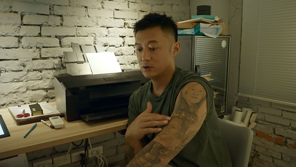 余文樂介紹手臂刺青的感人故事。（滾動工作室提供）