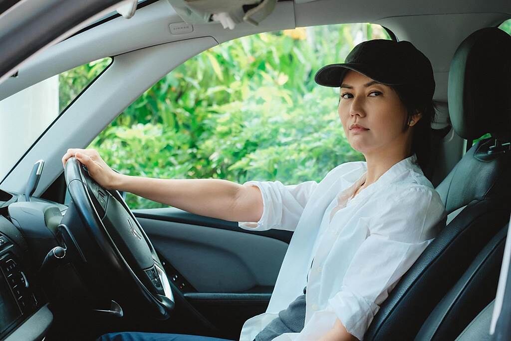 孫燕姿在MV中客串飾演出租車司機。（環球音樂提供）