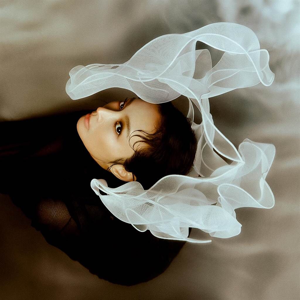 Faye詹雯婷的〈詠愛〉為新專輯打開序曲。（亞神音樂提供）
