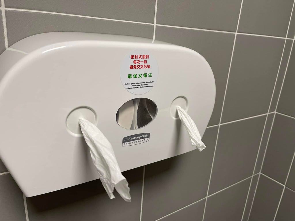 好市多廁所衛生紙的新設計，意外引發網友論戰。（圖／翻攝自FB社團〈Costco好市多 商品經驗老實說〉）