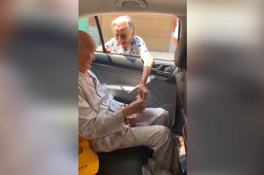 96歲的妹妹莫家秀在101歲的哥哥莫家煌離開前，硬是塞了兩百元到他手裡。（圖／翻攝自YouTube頻道〈CHINA LIVE 直播中國〉）