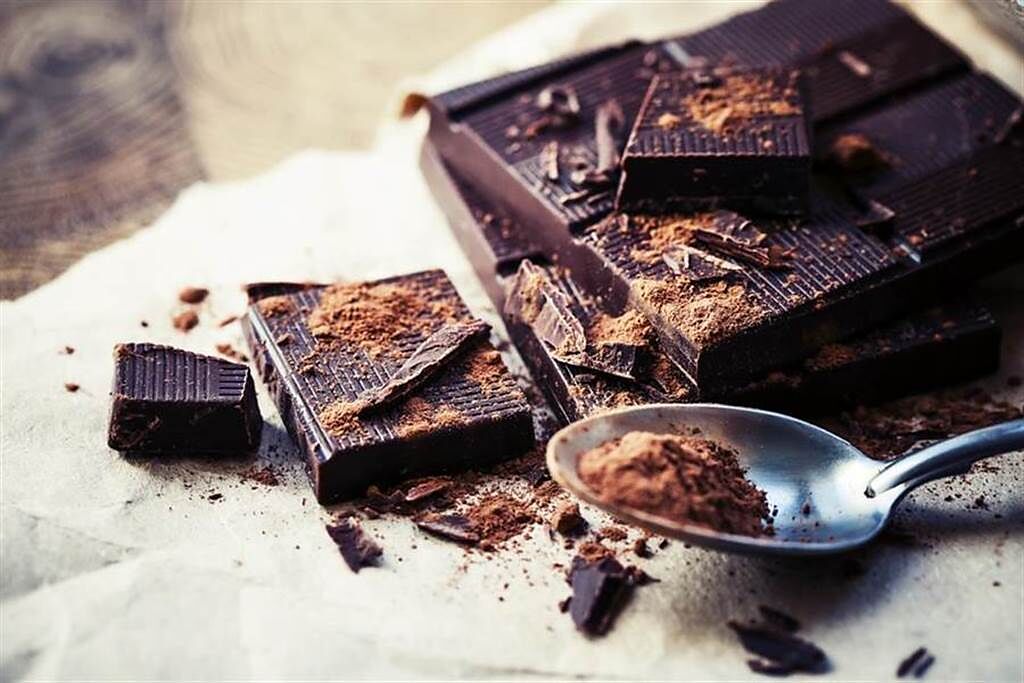 一片黑巧克力熱量比蛋糕高！ 營養師揪「致胖陷阱」：小心愈吃愈沮喪。(示意圖/Shutterstock)