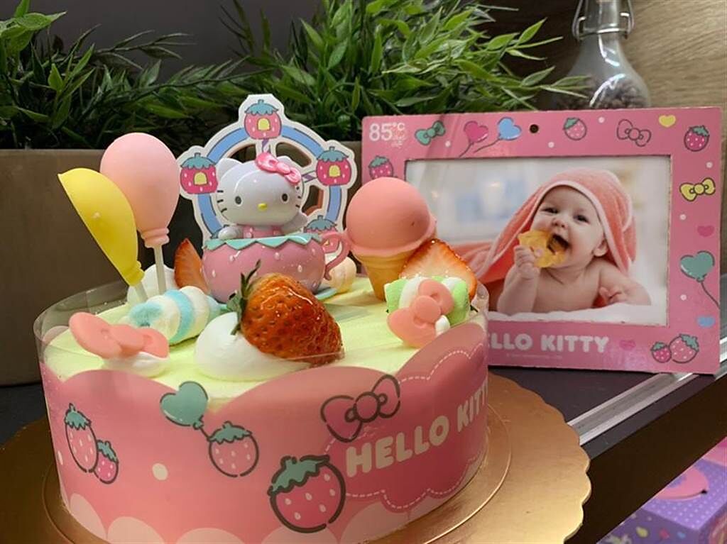85度C與三麗鷗第六年合作推出四款Hello Kitty和My Melody聯名蛋糕，打造甜蜜夢幻樂園。圖／85度C提供
