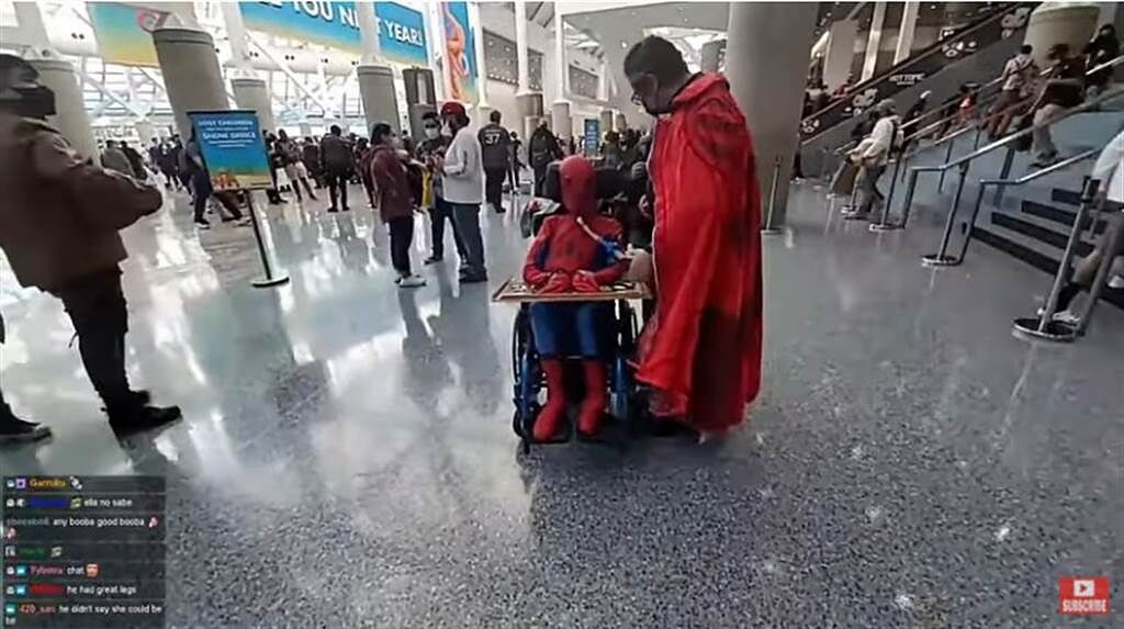 企鵝妹看到坐在輪椅上的身障兒童扮成蜘蛛人。（圖／翻攝自youtube）
