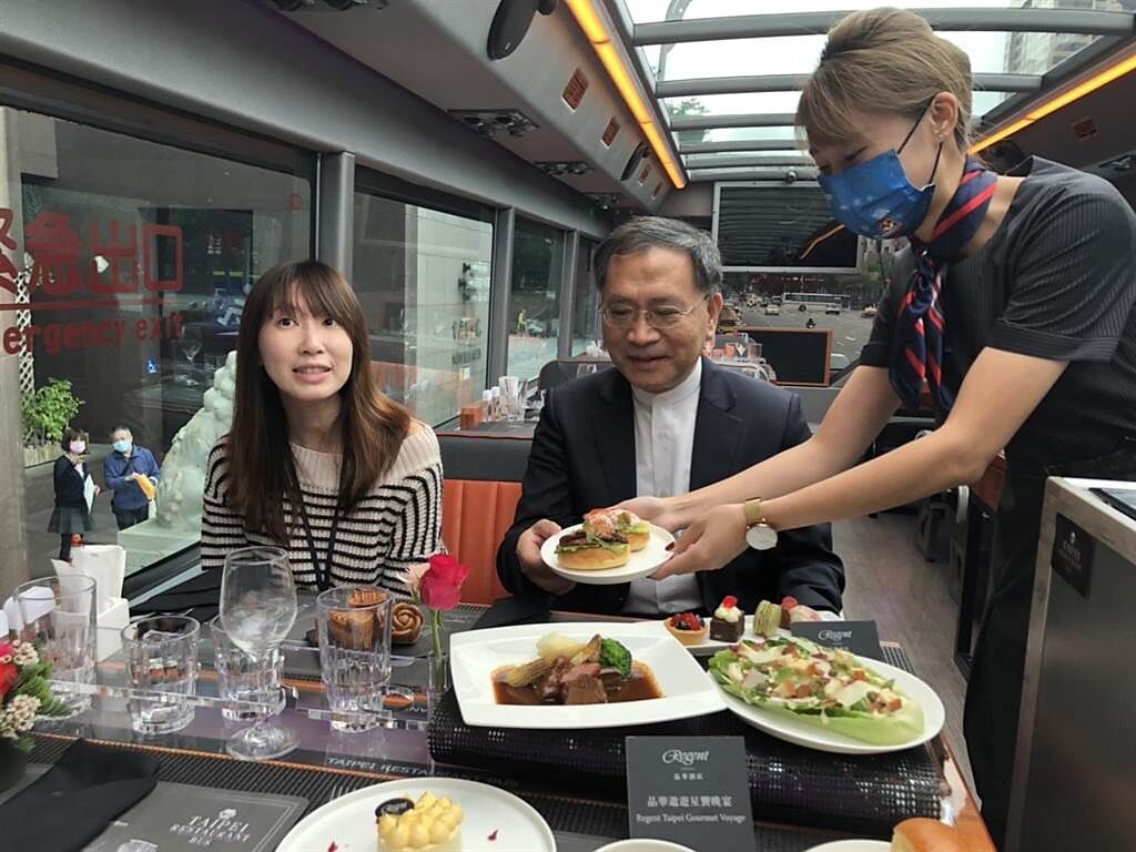 台北市推出全台首部雙層餐車。（楊亞璇攝）