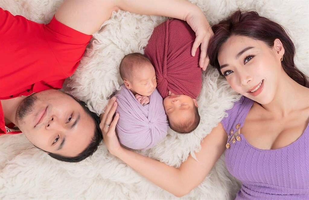 李宓於今年10月誕下雙胞胎，與老公一起幸福曬娃。（圖／臉書@李宓）
