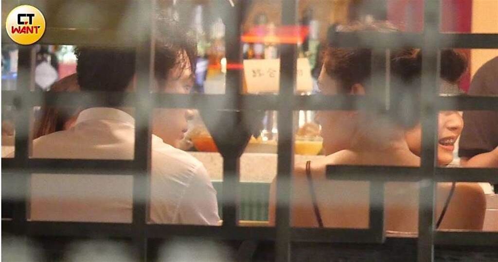 結束台北電影獎頒獎典禮的行程後，邱澤與許瑋甯現身慶功宴，兩人並肩而坐很有話聊。（圖／CTWANT）