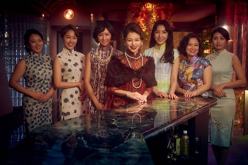 徐若瑄（中）飾演日式酒店前老闆，帶領第一代的小姐們。（Netflix、百聿數碼提供）