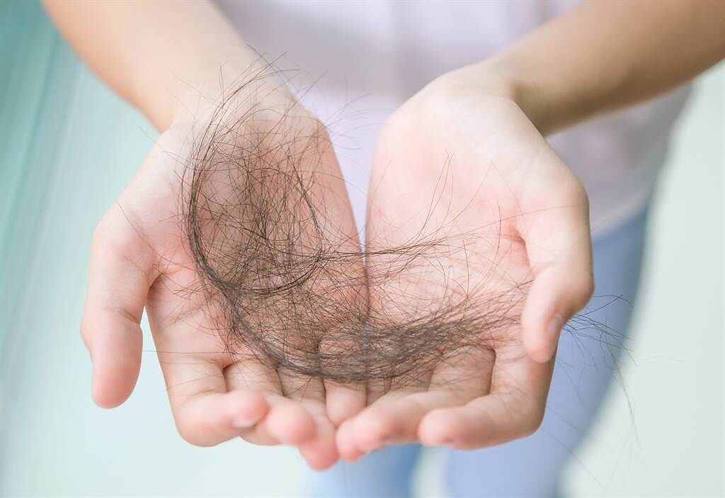 25到30歲掉髮族激增2倍 皮膚醫揪NG食物 真會越吃越禿。(示意圖/Shutterstock)