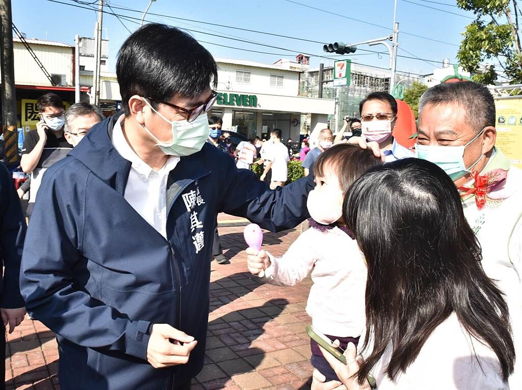 高雄市長陳其邁（左）11日出席路竹區番茄節活動，他與家長、小朋友互動。（林瑞益攝）